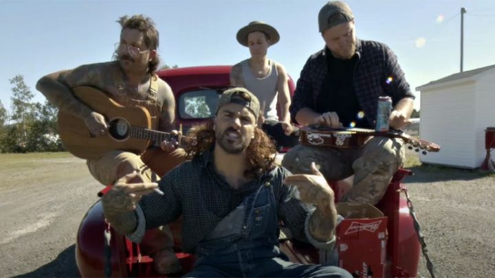 Rednecks du Québec avec deux frettes dans leurs bobettes